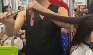 为吸粉引流，理发师在地铁车厢里“摆拍”为女子理发，警方通报